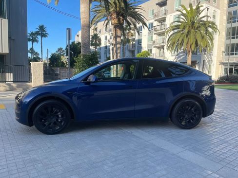 Used 2024 Tesla Model Y Long Range AWD/4WD image 9