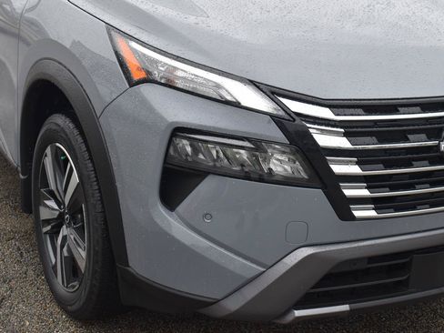 Used 2025 Nissan Rogue SL FWD image 18