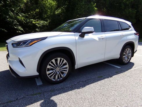 Used 2024 Toyota Highlander AWD image 1