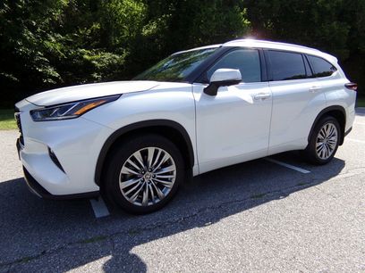 Used 2024 Toyota Highlander AWD
