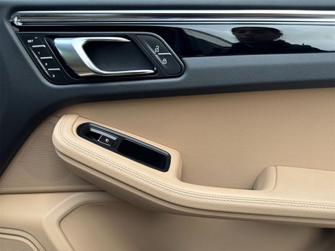 Used 2025 Porsche Macan image 20