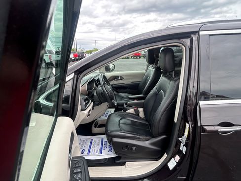 Used 2018 Chrysler Pacifica Touring-L w/ Advanced Safetytec Group FWD image 21