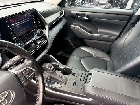 Used 2021 Toyota Highlander XLE image 25