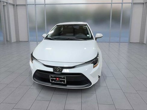Certified 2025 Toyota Corolla LE image 3