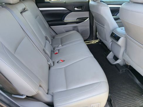 Used 2017 Toyota Highlander XLE image 14