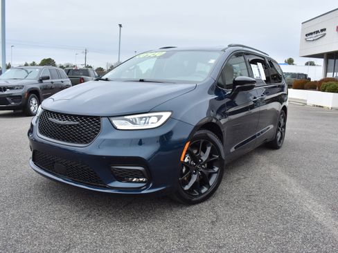 Used 2025 Chrysler Pacifica Limited image 5