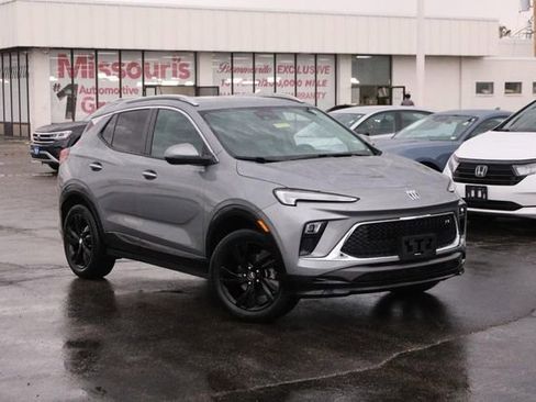 Used 2024 Buick Encore GX Sport Touring image 2