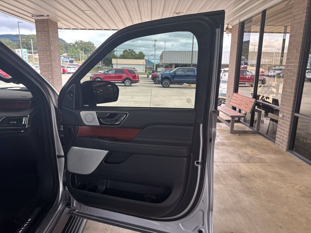 Used 2024 Lincoln Navigator Reserve AWD/4WD image 24