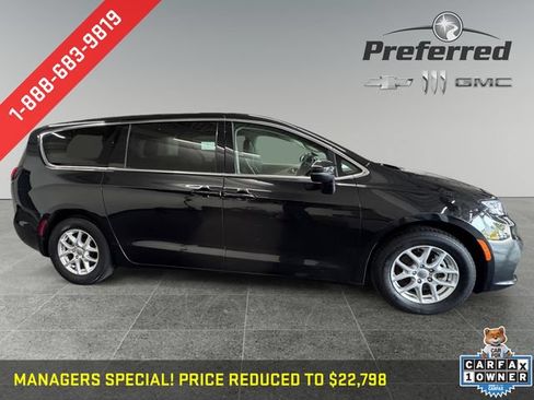 Used 2023 Chrysler Pacifica Touring-L FWD image 9