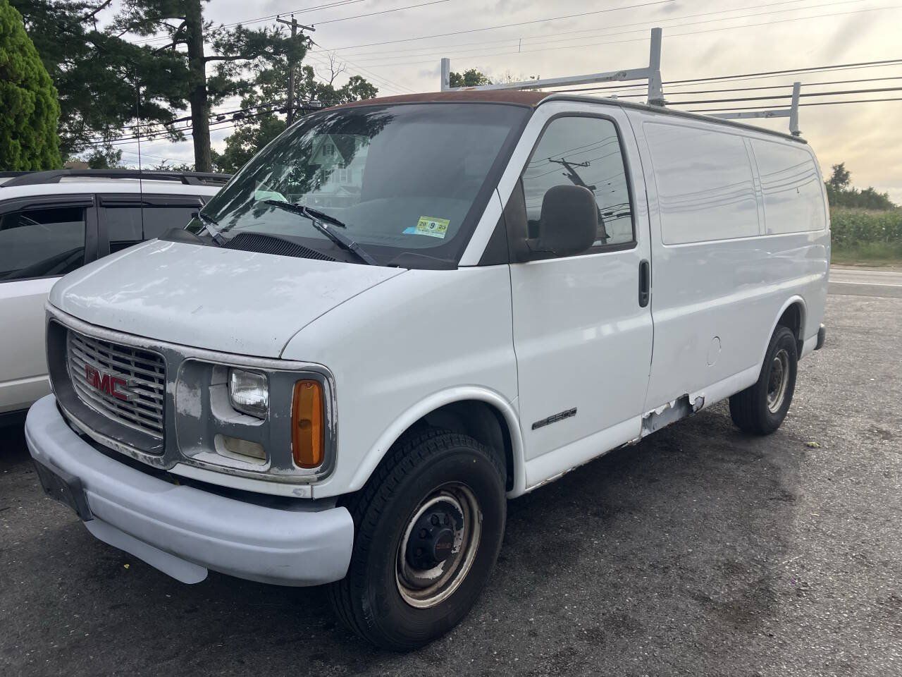 Used 2000 GMC Savana 3500 w/ Convenience Pkg RWD image 2