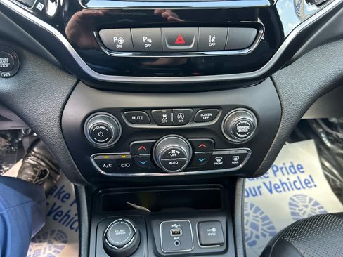 Used 2019 Jeep Cherokee Overland w/ Technology Group AWD/4WD image 18