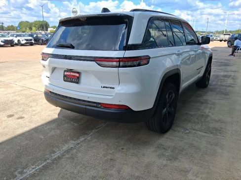 Used 2023 Jeep Grand Cherokee Limited w/ Luxury Tech Group II AWD/4WD image 8