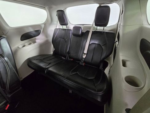 Used 2024 Chrysler Pacifica Touring-L image 41