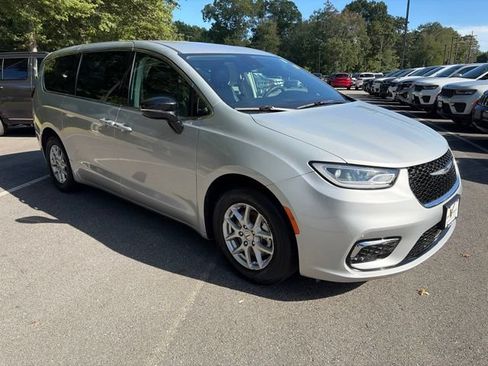 Used 2024 Chrysler Pacifica Touring-L FWD image 8