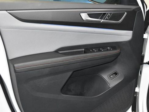 Certified 2025 Volkswagen Atlas Peak Edition SE image 4