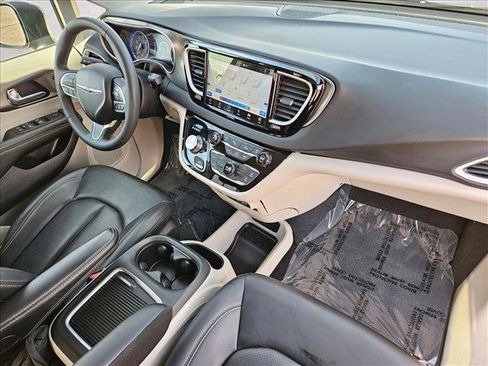 Used 2023 Chrysler Pacifica Touring-L FWD image 27