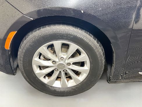 Used 2018 Chrysler Pacifica Touring-L image 13