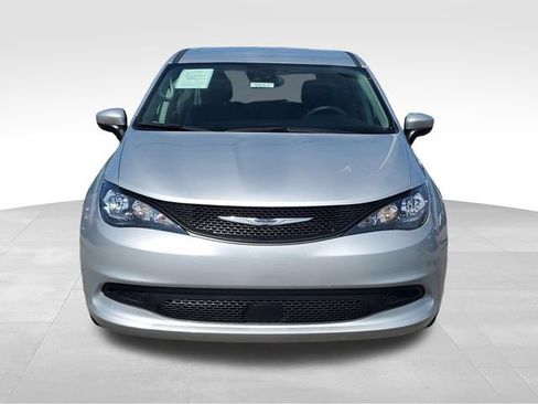 Used 2023 Chrysler Voyager LX FWD image 2
