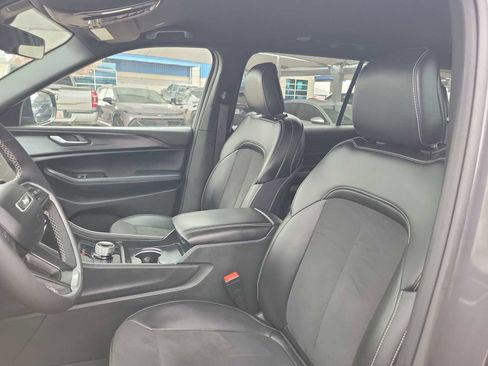 Used 2025 Jeep Grand Cherokee L Laredo image 11