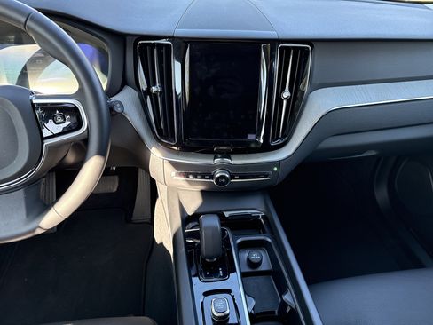 Used 2025 Volvo XC60 B5 Plus image 31