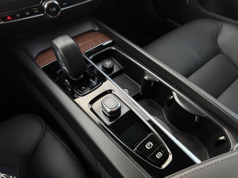 Used 2025 Volvo V60 B5 Cross Country Plus image 12