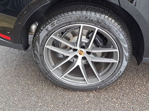 Certified 2026 Porsche Macan AWD/4WD image 12