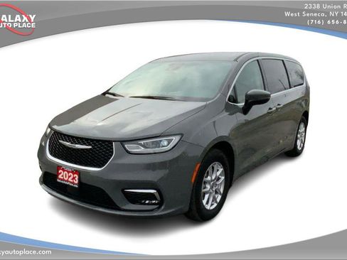 Used 2023 Chrysler Pacifica Touring-L image 1