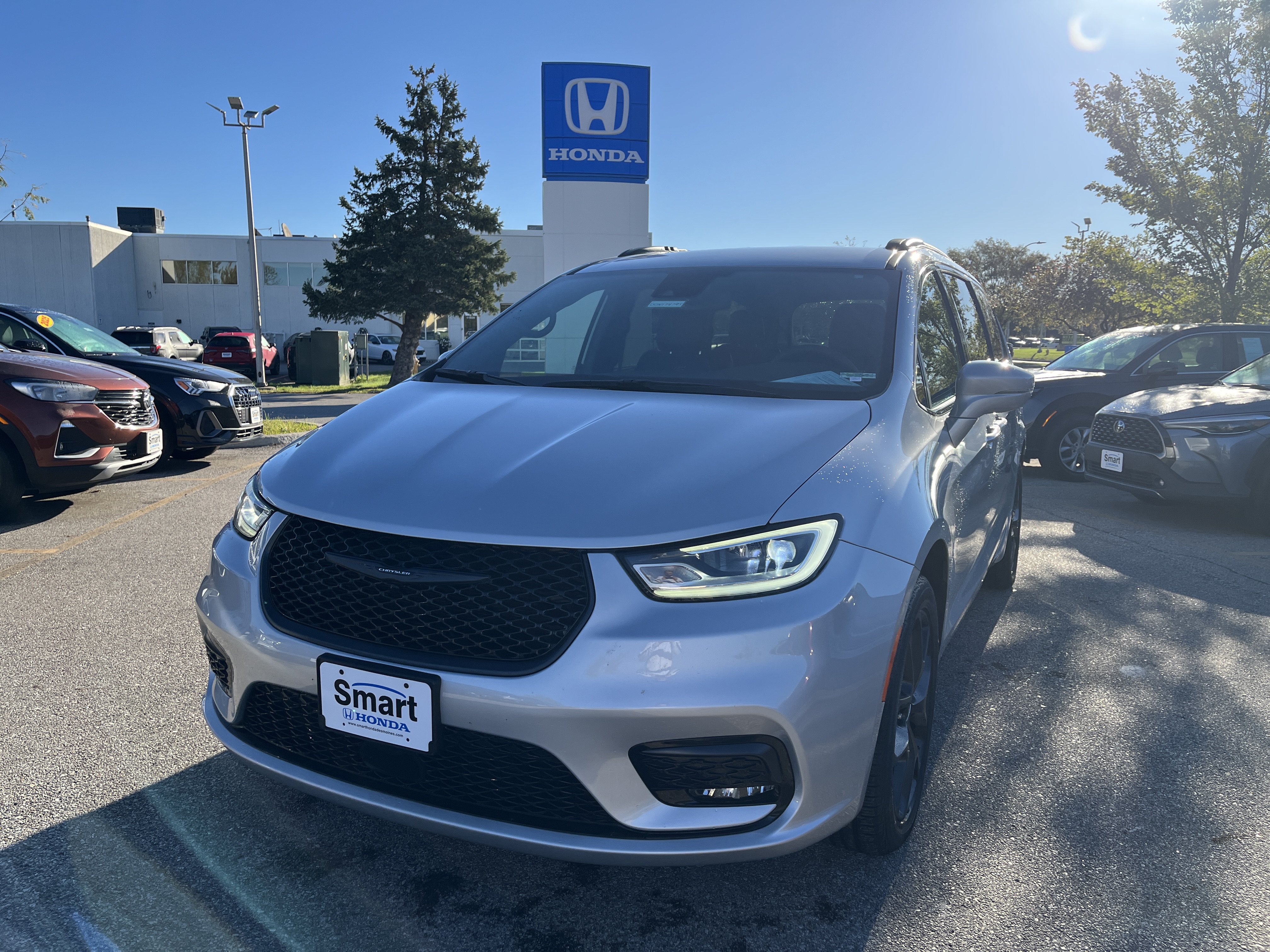 Used 2022 Chrysler Pacifica Touring-L w/ S Appearance Package AWD/4WD image 1