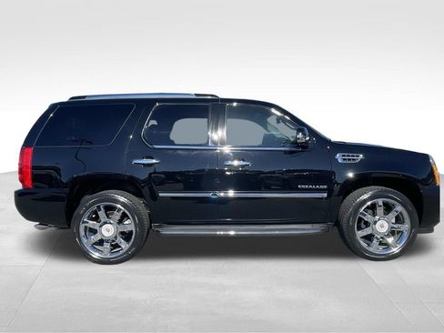 Used 2013 Cadillac Escalade Luxury image 2