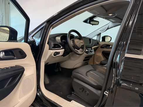 Used 2024 Chrysler Pacifica Touring-L FWD image 13