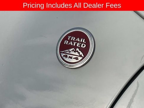 Used 2017 Jeep Cherokee Trailhawk AWD/4WD image 4
