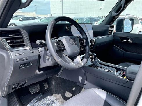 Used 2024 Lexus GX 550 w/ Accessory Package (Z1) image 16