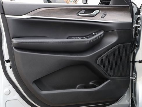 New 2025 Jeep Grand Cherokee Limited image 16