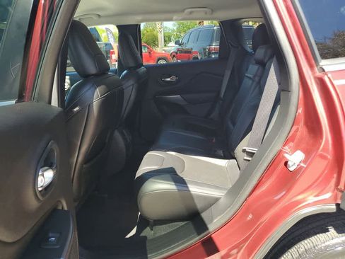 Used 2019 Jeep Cherokee Latitude Plus w/ Comfort/Convenience Group image 9