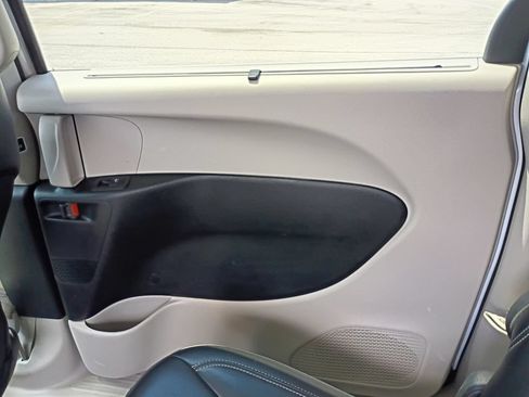 Used 2024 Chrysler Pacifica Touring-L FWD image 37