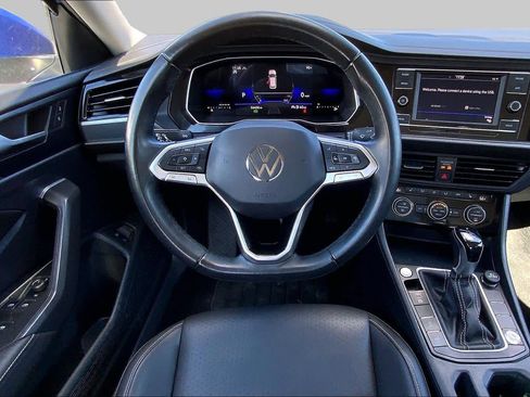 Used 2024 Volkswagen Jetta SE FWD image 6