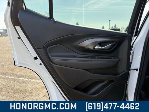 Used 2024 GMC Terrain SLT image 21