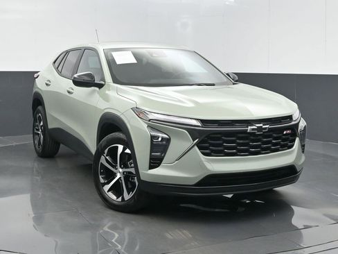 Used 2024 Chevrolet Trax RS w/ Driver Confidence Package image 2