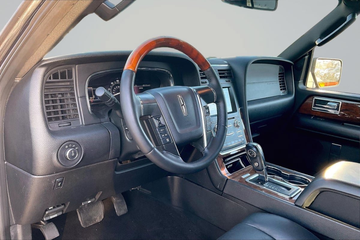 Used 2016 Lincoln Navigator Select RWD image 14