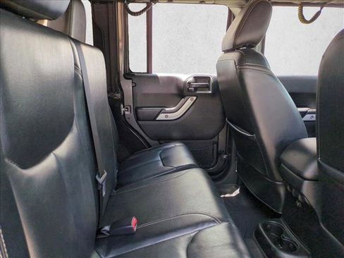 Used 2018 Jeep Wrangler Unlimited Rubicon w/ Connectivity Group AWD/4WD image 17
