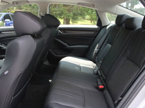 Used 2018 Honda Accord Touring image 12