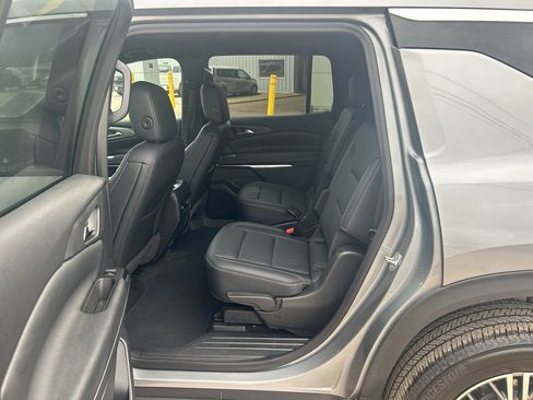 Used 2025 Chevrolet Traverse LT image 6