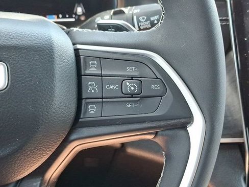 Used 2023 Jeep Grand Cherokee Limited w/ Black Appearance Package AWD/4WD image 27