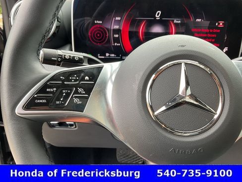 Used 2025 Mercedes-Benz GLC 300 4MATIC image 32