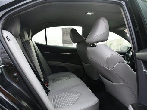 Used 2022 Toyota Camry SE image 18