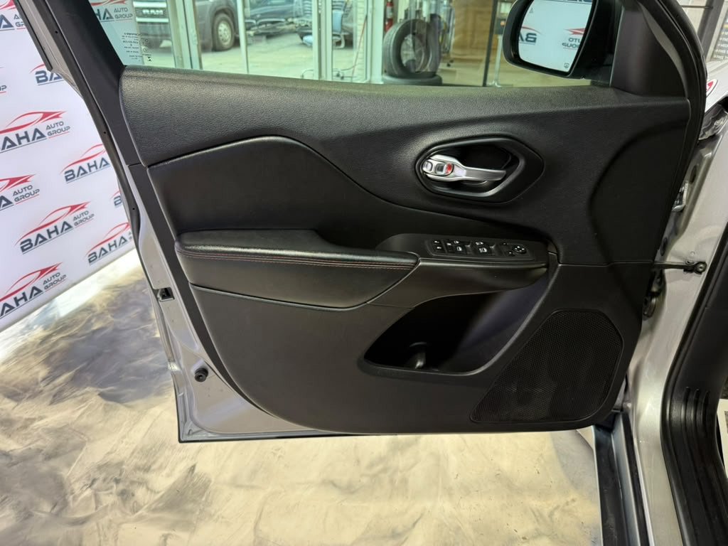 Used 2020 Jeep Cherokee Trailhawk AWD/4WD image 36