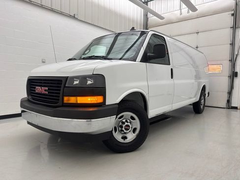 Used 2019 GMC Savana 2500 Extended RWD image 3
