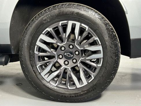 Used 2025 Chevrolet Suburban Z71 AWD/4WD image 40