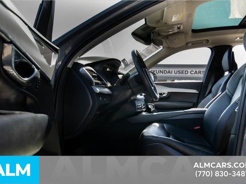 Used 2022 Volvo XC90 T5 Momentum w/ Protection Package Premier image 9