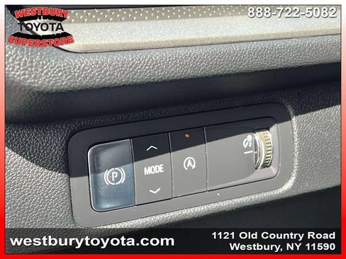 Used 2025 Chevrolet Traverse LT w/ Driver Confidence Package FWD image 23